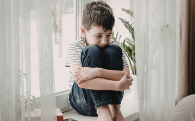 construcción de la identidad en la infancia niño solo mirando por la ventana